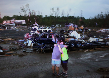 Autoridades informaron que hasta los momentos llevan contabilizados unos 18 fallecidos por los fuertes tornados que han azotado varias ciudades de EE.UU.  AFP