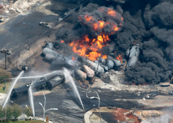 Al menos unos 14 vagones de un tren cargado de petróleo se descarriló en Estados Unidos  ARCHIVO