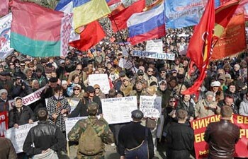 Slaviansk decretó un toque de queda en este bastión de los prorrusos del este de Ucrania y pidió una intervención de Moscú