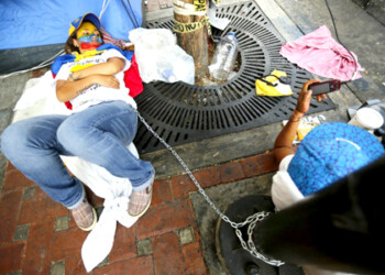 Al menos unos 40 estudiantes se encadenaron en el campamento de protesta instalado en Chacao