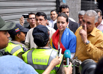 La diputada, que llevaba una bandera de Venezuela en el cuello y una rosa blanca en la mano, exhibió su credencial de parlamentaria mientras abandonaba los alrededores del Parlamento a bordo de una motocicleta