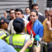 La diputada, que llevaba una bandera de Venezuela en el cuello y una rosa blanca en la mano, exhibió su credencial de parlamentaria mientras abandonaba los alrededores del Parlamento a bordo de una motocicleta