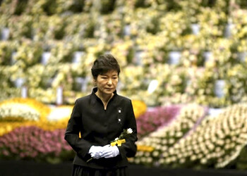 La presidenta Park Geun-hye se disculpó el martes a las familias de las 302 víctimas del hundimiento de un ferry y se comprometió a reformar las normas de seguridad