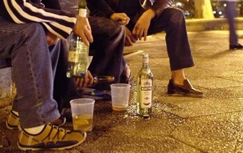 Piden control en ingesta de alcohol en la calle. Foto archivo