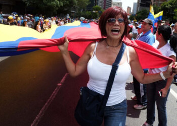 Una movilización protagonizada por estudiantes, hombres y mujeres, tomó Caracas este domingo desde las 12:00 del mediodía en rechazo a la violencia y haciendo un llamado de paz.