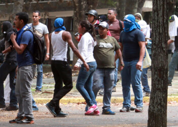 Los antimotines y manifestantes se trenzaron en una batalla con piedras, gases lacrimógenos y chorros de agua