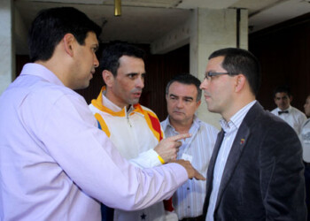 En una jornada de trabajo realizada en el Círculo Militar de Caracas, el vicepresidente Jorge Arreaza dijo a alcaldes de oposición que "no hay manera de que la Revolución pacte, lo que sí podemos hacer es identificar problemas y tratar de solucionarlos en conjunto".