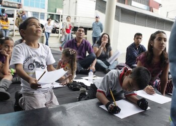 Fernando Pinilla ofreció técnicas para expresar con lápiz el descontento común a niños y adultos  El Hatillo y Chacao serán los próximos escenarios para esta jornada de concientización
