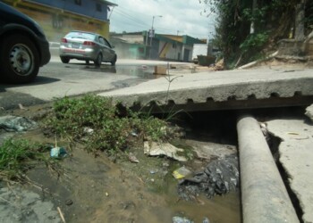 Aguas servidas se desbordan y vecinos de la comunidad deben saltar para no mojarse los pies