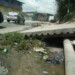 Aguas servidas se desbordan y vecinos de la comunidad deben saltar para no mojarse los pies
