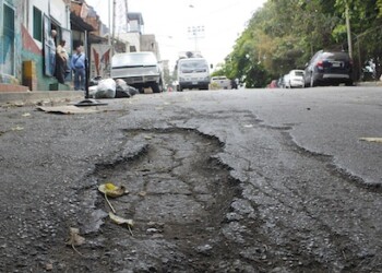 Sin aceras y millonarios en baches transitan vehículos y personas por las avenidas de esta localidad
