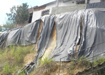 El terreno sigue cediendo y los vecinos temen por la llegada del invierno