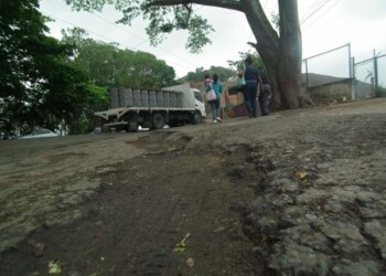No hay transporte público y la vialidad es un problema para los conductores de la zona