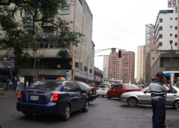 Las paradas en Guaicaipuro están obstruidas por buhoneros o carros estacionados