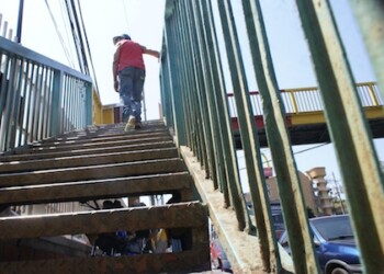 Usuarios prefieren arriesgarse y cruzar la calle aunque no exista el rayado peatonal