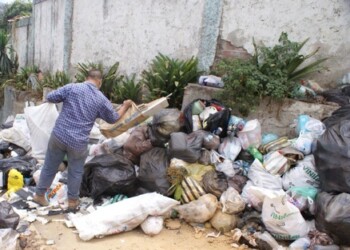 Aseo no recoge la basura porque no puede pasar la calle