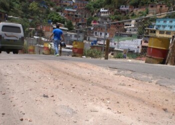 Los peatones deben cuidarse para no pisar el fango, basura o ser arrollados en la vía