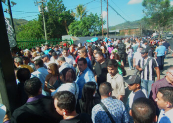 Para el cierre de esta edición, los clientes que se encontraban en las puertas del concesionario La Venezolana no habían obtenido respuesta oficial