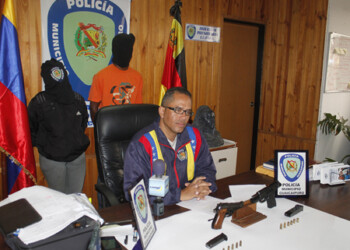 Tras balacera en Guaicaipuro. Dos armas de fuego, una Pietro Beretta calibre 9 milímetros y otra calibre 765 fueron incautadas en el operativo, comentó el Director de Poliguaicaipuro.