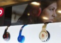 LEY/auriculares  Apple prepara un acuerdo de 3.200 millones de dólares para comprar Beats Electronics, cofundada por el rapero
AFP / ROBYN BECK