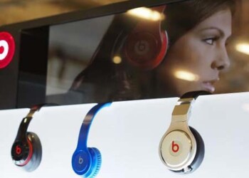 LEY/auriculares  Apple prepara un acuerdo de 3.200 millones de dólares para comprar Beats Electronics, cofundada por el rapero
AFP / ROBYN BECK