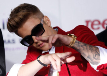 La policía de Los Ángeles investiga la acusación realizada contra Justin Bieber por intento de robo de un teléfono móvil  ARCHIVO