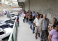 *La larga fila rodeó el estacionamiento del Centro Comercial La Hoyada de Los Teques