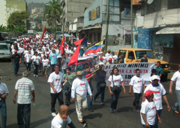 Un grupo de trabajadores de distintas organizaciones sindicales de los Altos Mirandinos marchó este jueves Primero de Mayo, Día del Trabajador, para manifestar su descontento con que el sueldo mínimo se ubique en 4.270 bolívares.