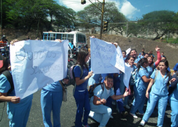 Por más de dos horas estudiantes de Instituto Universitario de Tecnología Rufino Blanco Fombona, manifestaron por la inseguridad que reina en la avenida Pedro Russo Ferrer de Los Teques.