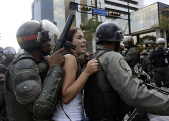 Los jóvenes que pedían la liberación de sus compañeros, fueron aprehendidos por efectivos castrenses en la manifestación que tenía como destino la Fiscalía General de la República