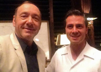 El popular actor estadounidenses Kevin Spacey compartió esta foto con el presidente mexicano Enrique Peña Nieto  AGENCIAS