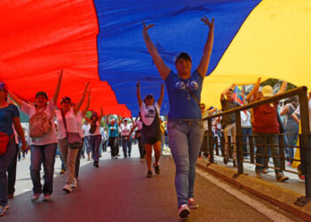 Con pitos, banderas y cornetas unos 3.000 manifestantes colmaron las calles de Caracas este 1º de mayo  AGENCIAS