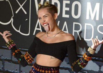 Dolly Parton, madrina artística
de Miley Cyrus sale en su defensa