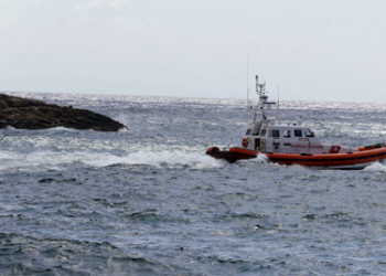 Guardia costera de Grecia halló sin vida a cuatro niños, 12 mujeres y seis hombres tras naufragio en mar Egeo  AGENCIAS