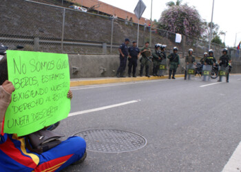 Estudiantes de la Unefa se protestaron por los cinco meses que llevan esperando por inscripciones.