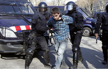 La policía regional catalana arrestó a 27 personas, entre ellas dos menores, a quienes acusa de delitos contra el orden público