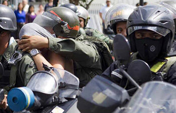 Unos 80 manifestantes fueron detenidos este miércoles en Caracas tras incidentes en una marcha estudiantil opositora  AFP