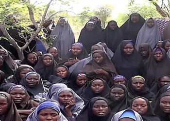 El Boko Haram exhibió fotos de las jovencitas secuestradas en Nigeria y pidió a cambio la liberación de presos islamitas