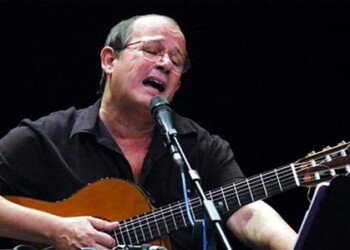 Silvio Rodríguez recibió en La Habana el galardón a la Trayectoria Artística de la 19 edición del Festival de Canción de Autor BarnaSants 2014  AGENCIAS