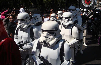 J.J. Abrams, director de "Star Wars: Episode VII", invitó este miércoles a los seguidores de la saga a contribuir a la campaña "Force for Change"  AGENCIAS