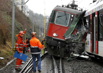 Al menos cinco personas murieron y otras 15 resultaron heridas este martes por el choque entre un tren de pasajeros y otro de mercancías en Moscú