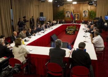 Venezuela entró ayer en espera pendiente de que la representación de la Unasur pueda llegar el domingo para reunirse con Gobierno y oposición  AGENCIAS
