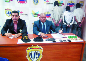El jefe de la subdelegación del Cicpc, Comisario Wayner Oropeza, informó que los extorsionadores 
eran dos hombres y una mujer.