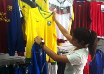 Desde Bs. 2000 están las originales y las replicas van desde Bs. 800