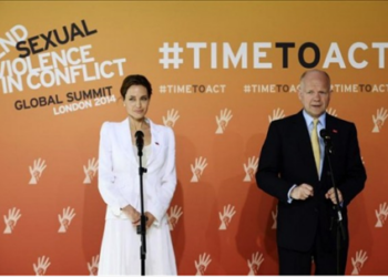 En el escenario junto a Hague, Jolie dedicó esta cumbre a una mujer bosnia a la que conoció en Sarajevo y cuya historia le impactó