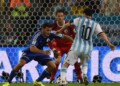 La selección de Argentina derrotó con sufrimiento a la de Bosnia por 2-1 este domingo en el Estadio Maracaná de Rio de Janeiro, un triunfo que le sirve para tomar el mando del grupo F del Mundial de Brasil.
