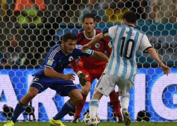 La selección de Argentina derrotó con sufrimiento a la de Bosnia por 2-1 este domingo en el Estadio Maracaná de Rio de Janeiro, un triunfo que le sirve para tomar el mando del grupo F del Mundial de Brasil.