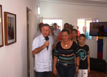 El Gobernador Bolivariano, Francisco Arias Cárdenas, junto a la Empresa Socialista Metro de Maracaibo otorgó 23 nuevos hogares  AGENCIAS