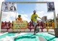Unos 200 manifestantes disputaron el jueves un “partido de la protesta” contra la Copa del Mundo en las inmediaciones del estadio mundialista de Brasilia  AGENCIAS