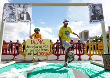 Unos 200 manifestantes disputaron el jueves un “partido de la protesta” contra la Copa del Mundo en las inmediaciones del estadio mundialista de Brasilia  AGENCIAS